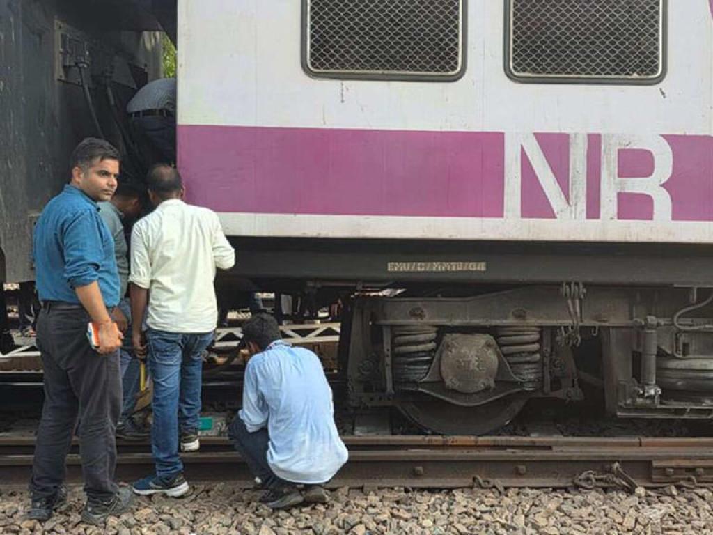 विमान के बाद रेल हादसा, दिल्ली में पैसेंजर ट्रेन का कोच पटरी से उतरा, सभी यात्री सुरक्षित