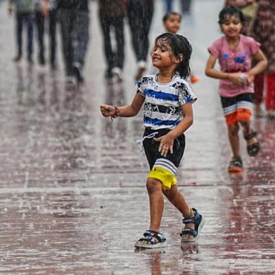 बारिश से तरबतर हुई दिल्ली, कई इलाकों में झमाझम… भीषण गर्मी से राहत