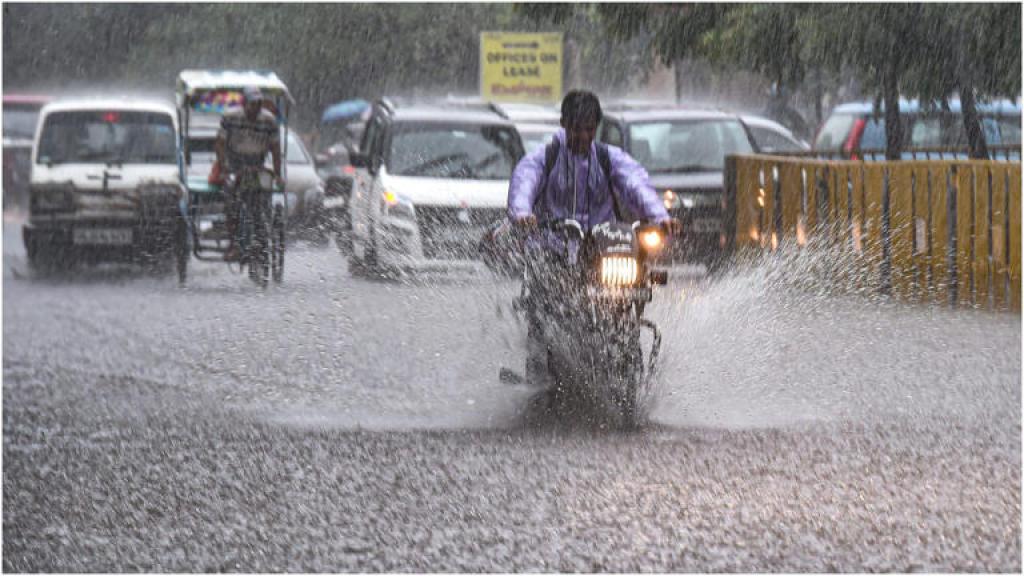 Monsoon Bike Riding Tips: मानसून में बाइक चलाने की तैयारी कैसे करें? हर राइडर के लिए जरूरी टिप्स
