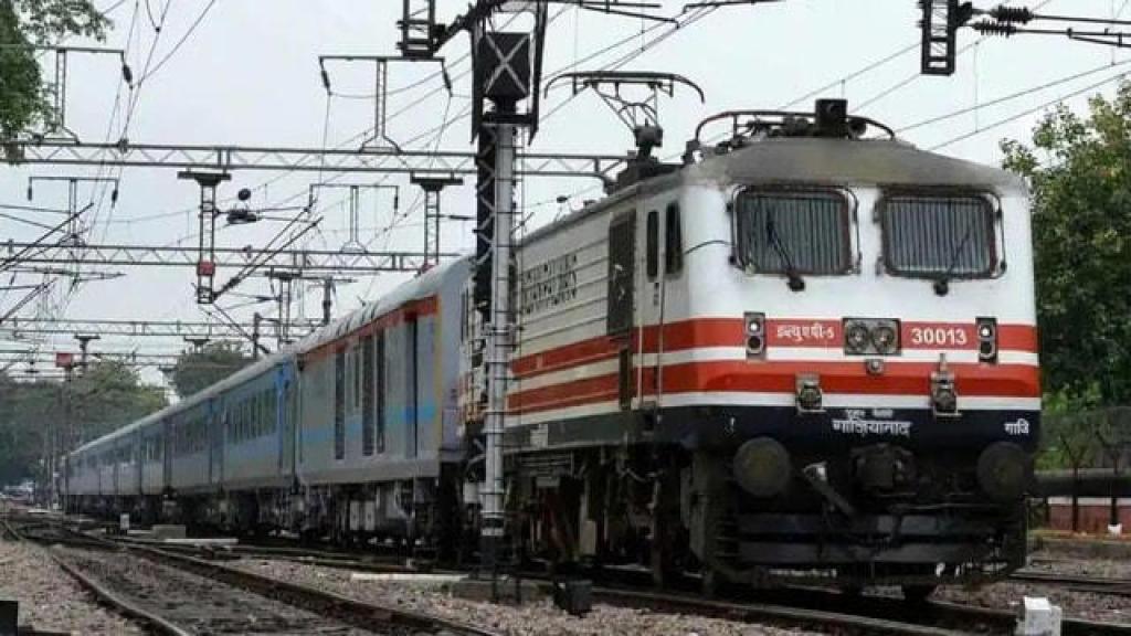लखनऊ-पाटलिपुत्र समेत कई ट्रेनें जून-जुलाई में रहेंगी रद्द, कई का रूट बदला; देखें लिस्ट