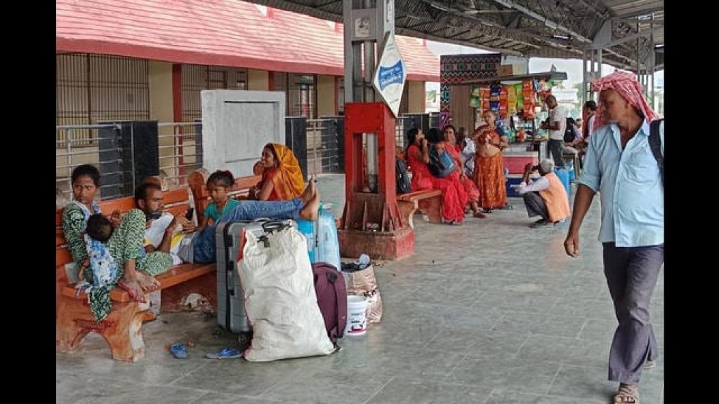 साढ़े पांच घंटे तक ठप रहा ट्रेनों का परिचालन