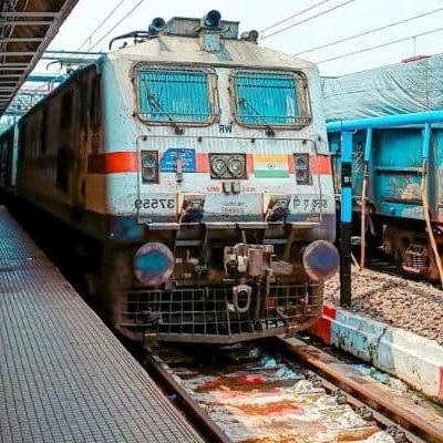 Indian Railways: स्लीपर का टिकट लेकर भी पा सकते हैं एसी कोच में सवारी का मजा, जानें कैसे