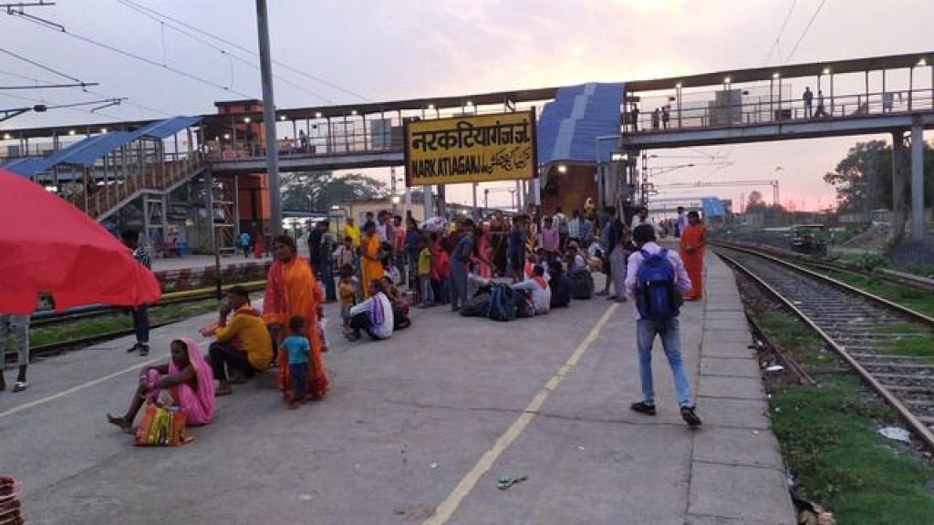 पैसेंजर ट्रेन रद्द होने पर भड़के रेल यात्री