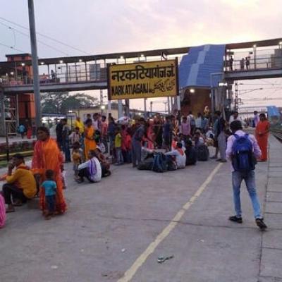 पैसेंजर ट्रेन रद्द होने पर भड़के रेल यात्री