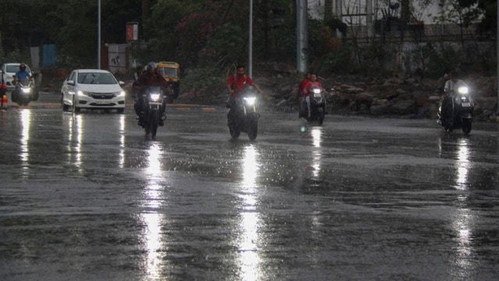 MP में झमाझम बारिश, अगले चार दिन बिगड़ा रहेगा मौसम; कई जिलों में आएगी आंधी, गिरेगा पानी