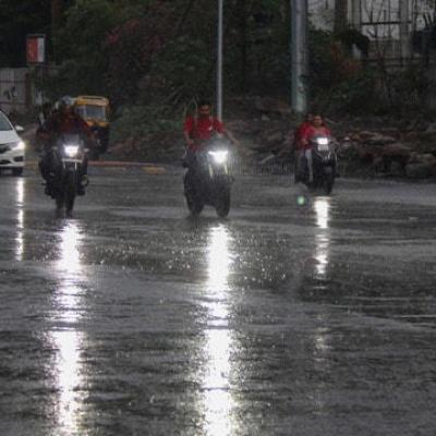 MP में झमाझम बारिश, अगले चार दिन बिगड़ा रहेगा मौसम; कई जिलों में आएगी आंधी, गिरेगा पानी