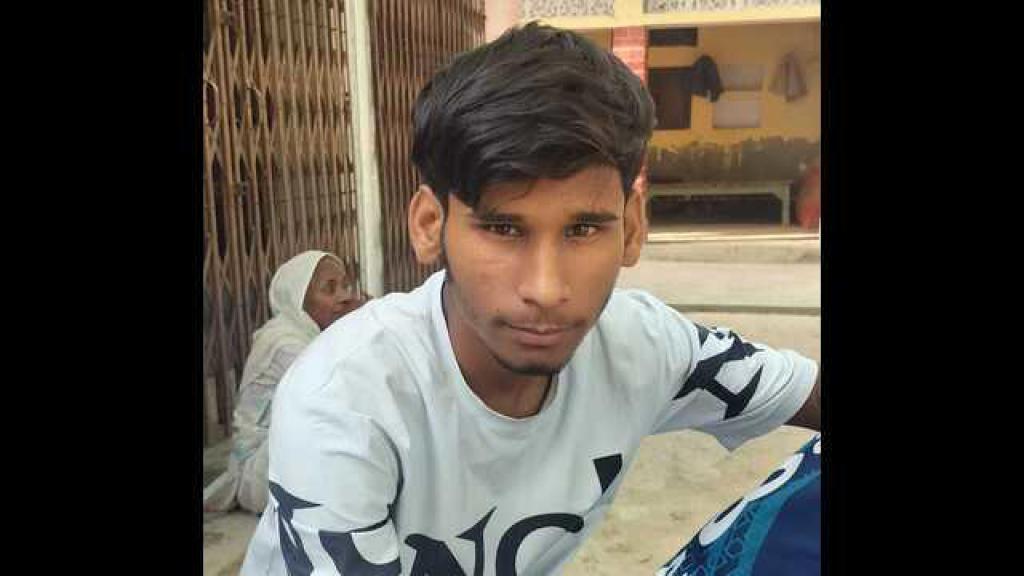 बस्ती में घर के पीछे पेड़ से लटकता मिला युवक का शव