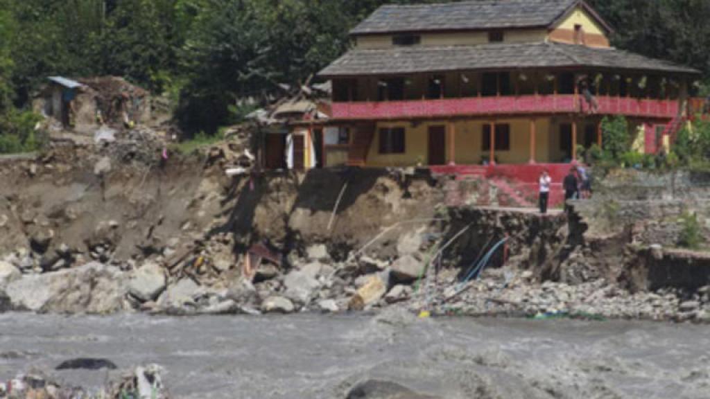 गुरेज घाटी में तबाही के मंजर… बादल फटने से बही सड़कें, कई गांवों से टूटा कनेक्शन