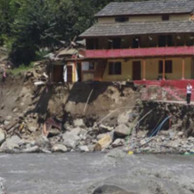 गुरेज घाटी में तबाही के मंजर… बादल फटने से बही सड़कें, कई गांवों से टूटा कनेक्शन