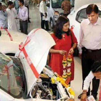 दिवाली में कार खरीदने जा रहे? इन 5 बातों का रखें ध्यान