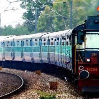 त्योहार में घर लौटने वालों के लिए झटका, गोरखपुर-डोमिनगढ़ रूट में एनआइ कार्य को लेकर 46 ट्रेनें रद, कई के मार्ग बदले