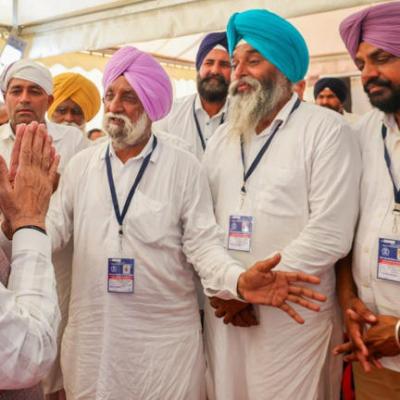 PM मोदी ने किया बाढ़ से त्रस्त पंजाब का दौरा, 1600 करोड़ रुपये मदद का ऐलान, लोगों का हालचाल भी जाना