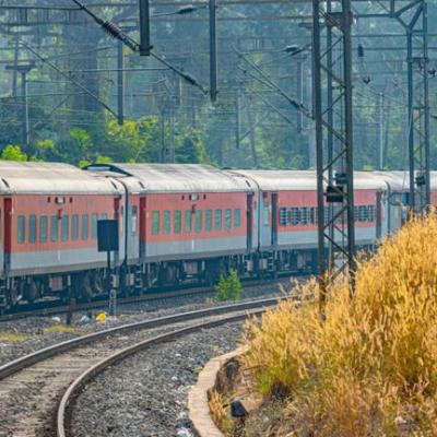 Indian Railways News: यूपी बिहार जाने वाले यात्रियों को त्योहारों में झटका, इस रूट पर 46 ट्रेनें रद्द, कई ट्रेनों का मार्ग बदला