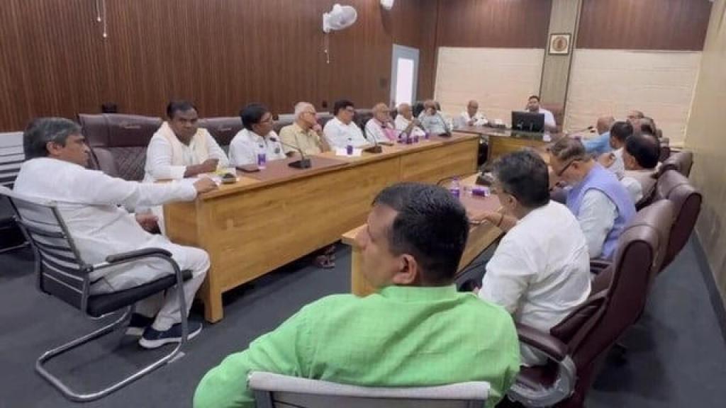 60 सीट पर तेजस्वी यादव से बिगड़ रही बात? पटना में महागठबंधन की बैठक छोड़ दिल्ली पहुंचे मुकेश सहनी