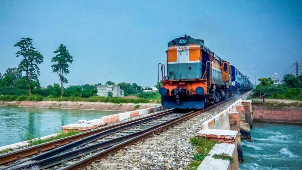 Train News: रेलवे की खुशखबरी! नवरात्रि के बाद दिवाली तक 25 जोड़ी स्पेशल ट्रेनों का संचालन, मिलेगी कंफर्म टिकट