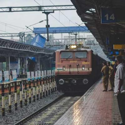 क्या आपने कभी सोचा है रेलवे पटरियों के किनारे क्यों लिखा जाता है C/फा? जानें क्या होता है इसका मतलब