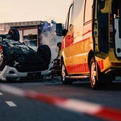 आगरा एक्सप्रेसवे पर हादसा: डिवाइडर तोड़कर फेंसिंग से टकराई रोडवेज बस, 10 यात्री घायल