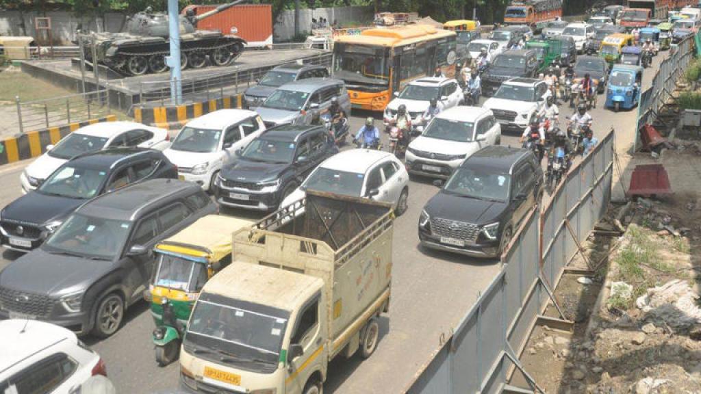गाजियाबाद के इस इलाके में आए दिन ट्रैफिक जाम, मेट्रो और नमो भारत स्टेशन से भी बढ़ा दबाव