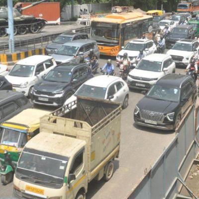 गाजियाबाद के इस इलाके में आए दिन ट्रैफिक जाम, मेट्रो और नमो भारत स्टेशन से भी बढ़ा दबाव