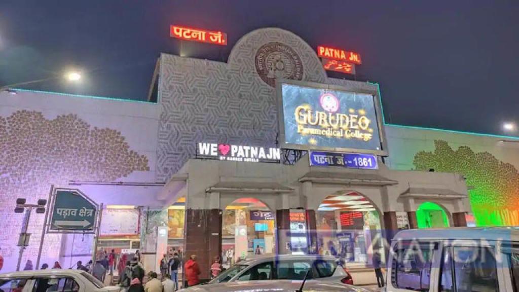 पटना जंक्शन पर यात्रियों को हो रही है इतनी दिक्कतें, बुजुर्गों ने बताई अपनी परेशानी