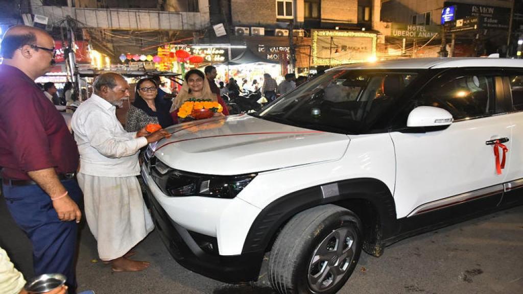 Car Buying Tips: दिवाली पर खरीद रहे हैं नई कार? तो पहले जान लें फायदे की ये पांच जरूरी बातें