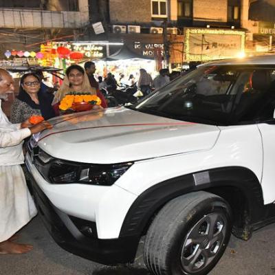 Car Buying Tips: दिवाली पर खरीद रहे हैं नई कार? तो पहले जान लें फायदे की ये पांच जरूरी बातें