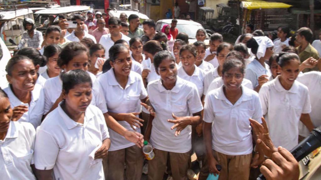 UP: ट्रेनी महिला सिपाहियों का हंगामा, शासन ने लिया एक्शन, सुविधाओं में होगा सुधार