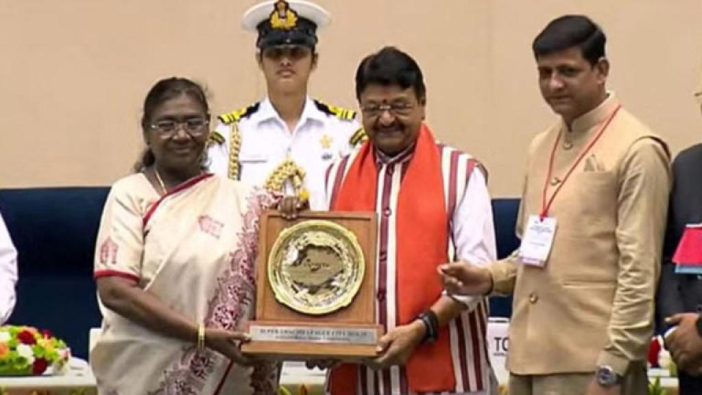 स्वच्छता में इंदौर का ताज बरकरार, नोएडा ने भी मारी बाजी, जानें किस-किस शहर ने गाड़ा झंडा