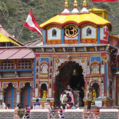 ट्रिप को यादगार बनाने के लिए फूलों की घाटी के साथ इन शानदार जगहों पर घूमना न भूलें