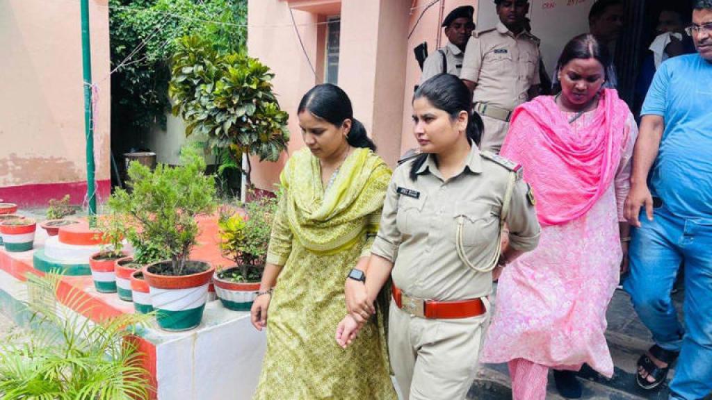 Samastipur News: 20 हजार रिश्वत लेते महिला थानाध्यक्ष व चालक गिरफ्तार, मामला रफा-दफा करने को मांगे थे रुपये