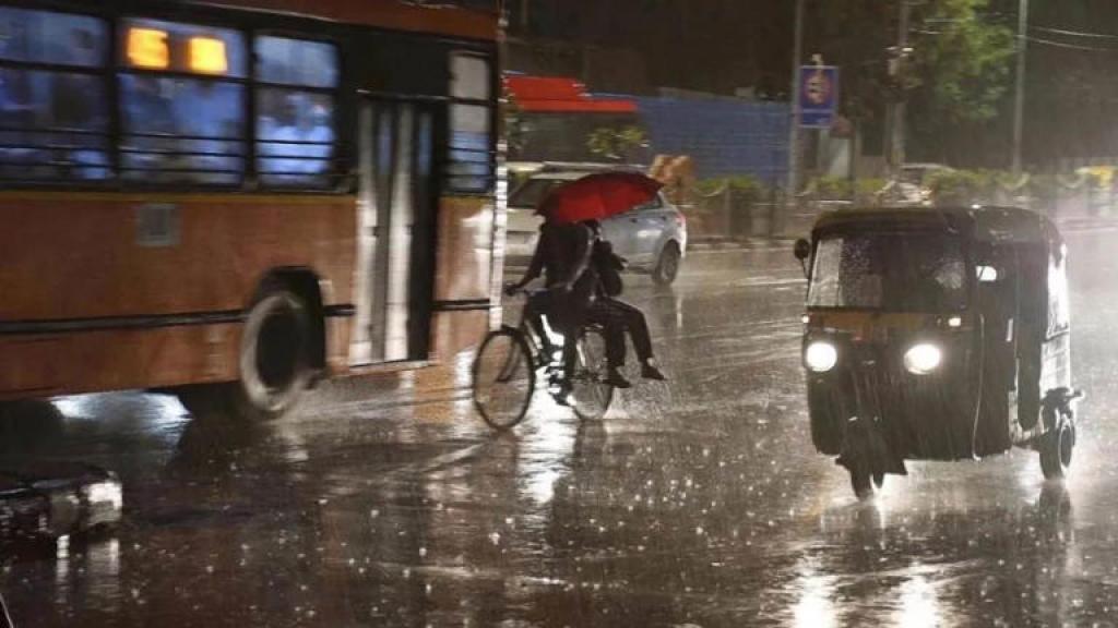 Weather Update: देश के बाकी हिस्सों में झमाझम बारिश तो बिहार से मानसून नाराज... पढ़ें आज के मौसम का ताजा हाल