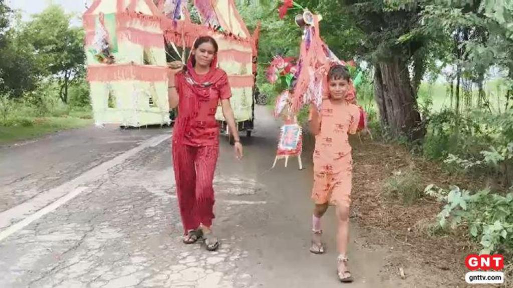 Kanwar Yatra 2025: सावन में कांवड़ यात्रा के अनोखे रंग! मां-बेटे साथ में कर रहे पैदल यात्रा, शिवरात्रि के दिन भोलेनाथ का करेंगे जल अभिषेक
