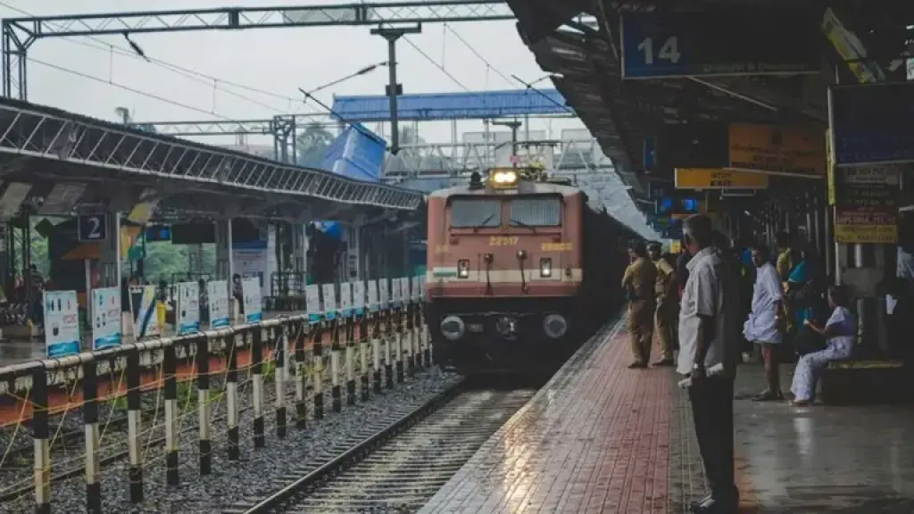 रेलवे नियम बदलने के बाद वेटिंग टिकट के साथ ट्रेन में किया सफर, तो जानें कितना लगेगा जुर्माना